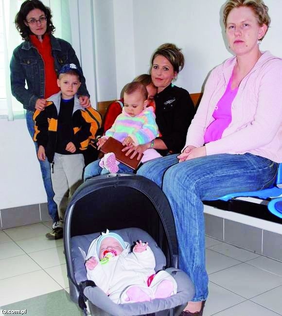 Kolejka na echo serca, od lewej: Sylwia Ciak z synkiem, Jolanta Samsel z córkami, Ewa Kubeł z 3-miesięczną Julią (tylko jej z tej grupy zrobiono badanie)