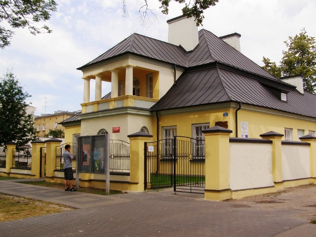 Dzisiejszą siedzibę biblioteki zbudował w 1923 roku rejent Aleksander Beze. W 1986 roku został wpisany do rejestru zabytków.