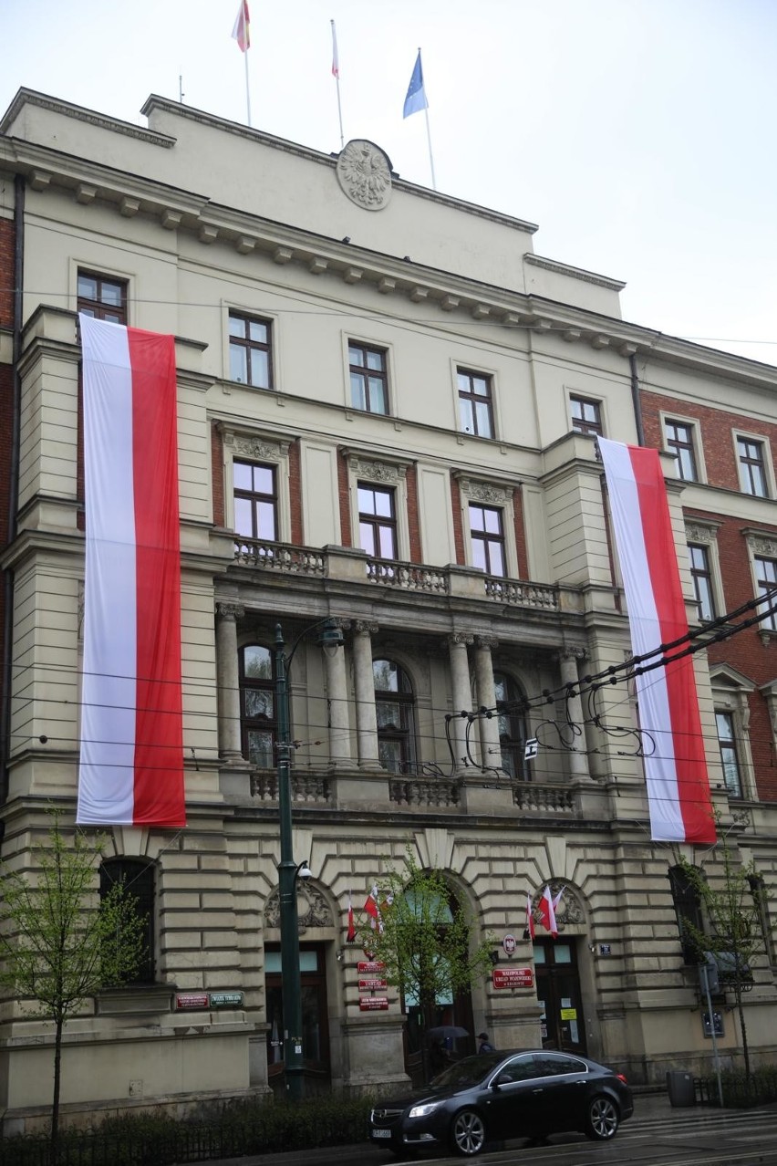 Kraków. Mieszkańcy pamiętali o Święcie Flagi. W drugi dzień majówki w mieście dominowały barwy biało-czerwone [ZDJĘCIA] 