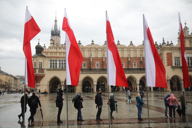 Święto Flagi w Krakowie. Biało-czerwone flagi pojawiły się na budynkach urzędów, na osiedlowych blokach, balkonach czy pojazdach komunikacji miejskiej.