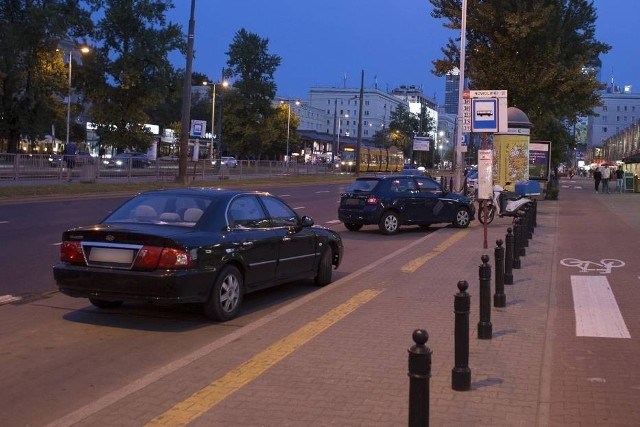 - Pośpiech nigdy nie jest wskazany, zwłaszcza jeśli próbujemy bezpiecznie zaparkować. Dlatego jeśli wiemy, że znalezienie odpowiedniego miejsca parkingowego w okolicy, do której zmierzamy, będzie problematyczne, wyjedźmy wcześniej i przeznaczmy na manewr parkowania odpowiednio więcej czasu - mówi Zbigniew Weseli, dyrektor Szkoły Bezpiecznej Jazdy Renault.Fot. naszemiasto.pl