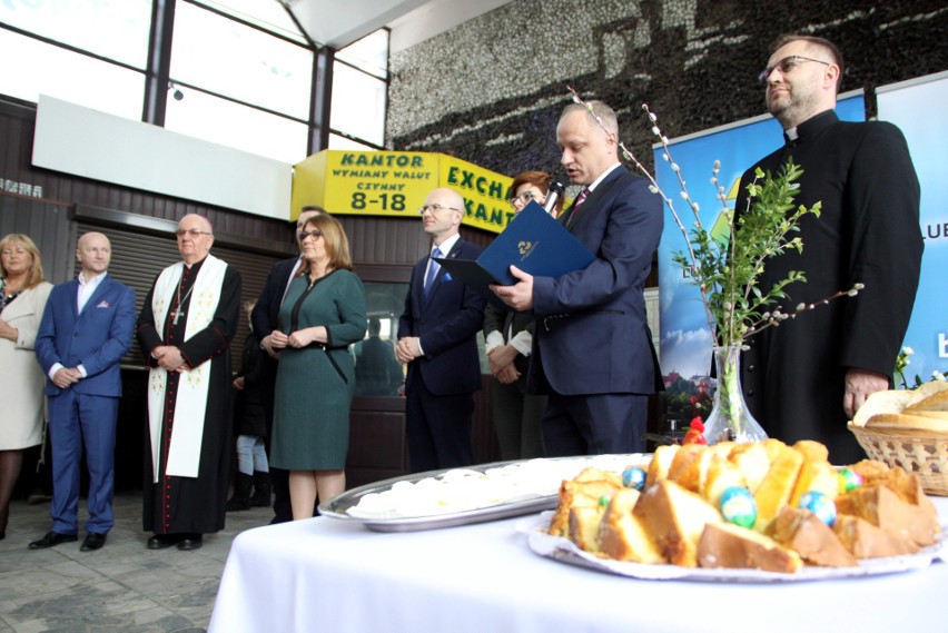 Śniadanie wielkanocne dla potrzebujących na dworcu PKS w Lublinie (ZDJĘCI)