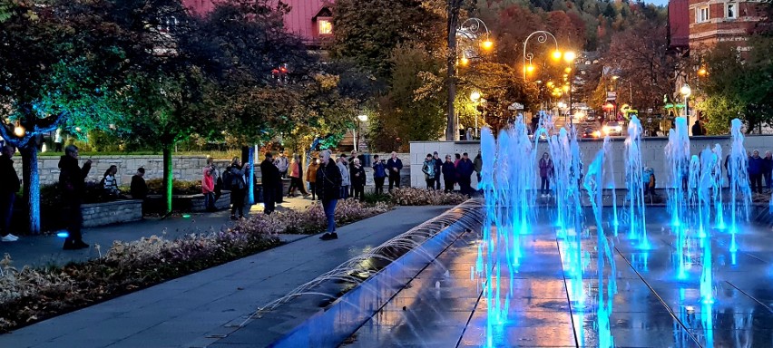 Krynica-Zdrój. Tłumy turystów w Parku Dukieta. Wieczorne pokazy fontanny "setki" cieszą się dużym zainteresowaniem. Zobacz zdjęcia