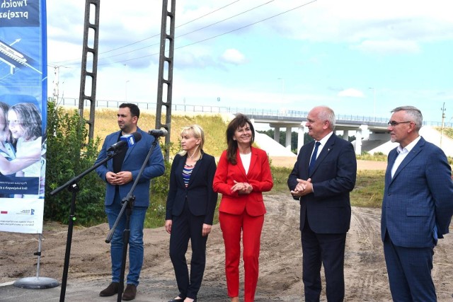 W Konradowie w gminie Otyń otwarto w piątek wiadukt drogowy nad torami linii kolejowej nr 273 między Wrocławiem a Szczecinem