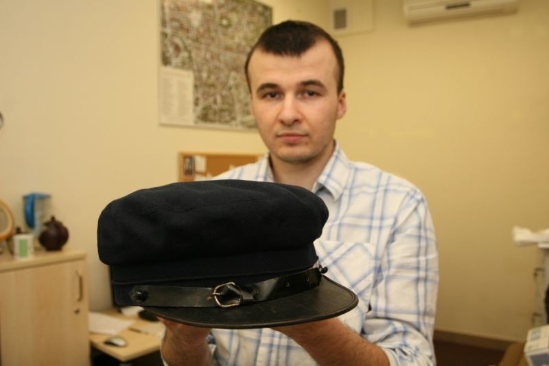 Paweł Wolańczyk prezentuje czapkę – tak zwaną maciejówkę,...