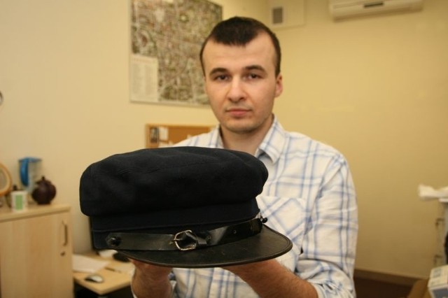 Paweł Wolańczyk prezentuje czapkę &#8211; tak zwaną maciejówkę, którą przed wojną nosili zwolennicy Józefa Piłsudskiego.
