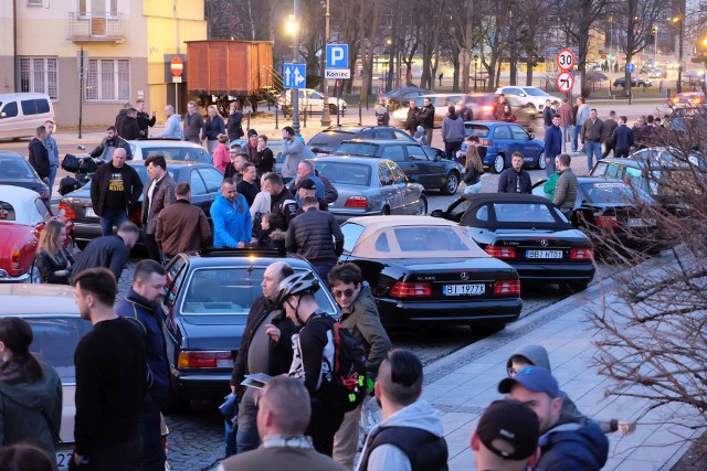 W czwartek, o godz. 19, na parkingu przy Pałacu Branickich vis-a-vis Hotelu Aristo w centrum Białegostoku spotkało się kilkudziesięciu fanów starej motoryzacji. Rozpoczęcie Sezonu Białostockie Klasyki Nocą spotkało się z dużym zainteresowaniem przechodniów, którzy oglądali, fotografowali i chętnie rozmawiali z właścicielami zabytkowych aut.