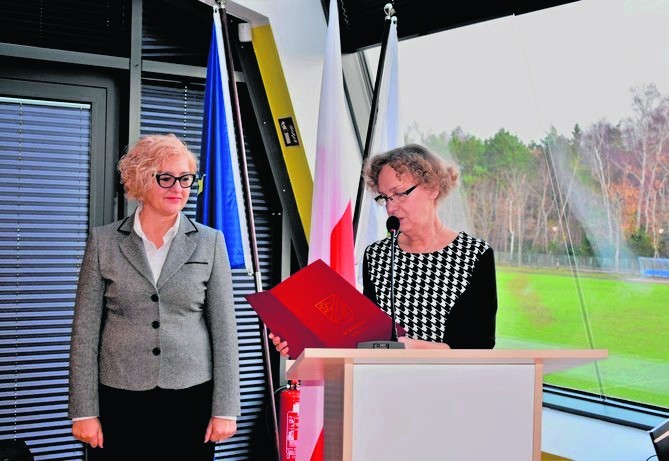 Burmistrz Mielna Olga Roszak-Pezała (z lewej) odbiera akt...