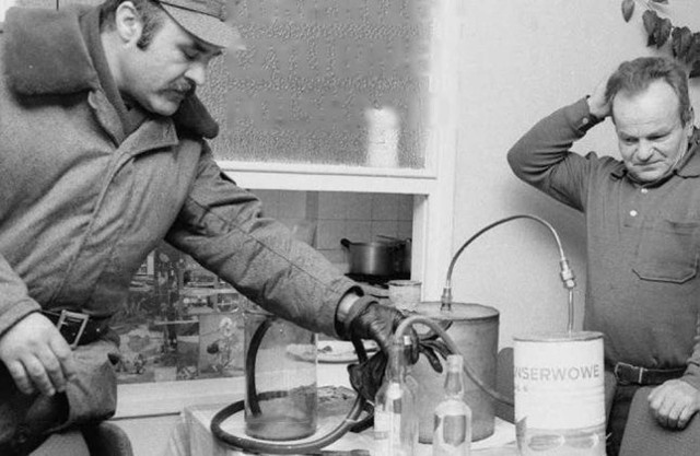Milicjanci z Nadarzyna przy skonfiskowanej aparaturze do produkcji bimbru. 1974 rok