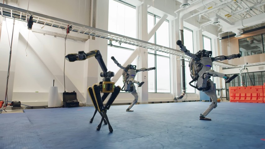 Tańczące roboty z Boston Dynamics. Kadr z filmu BD na...