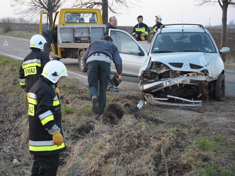 Kierowca renault przesadził z prędkością i wylądował w rowie [ZDJĘCIA]