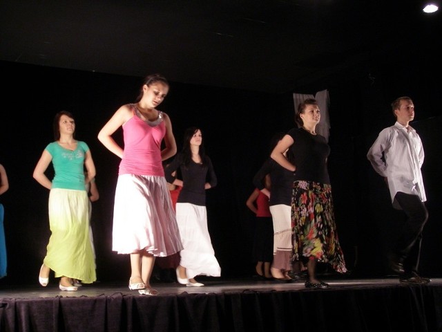 Pokaz tańców z różnych krajów zaprezentowali uczniowie klasy teatralnej w Zespole Szkół imienia korpusu Ochorny Pogranicza w Szydłowcu.