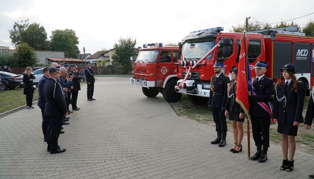 Druhowie Ochotniczej Straży Pożarnej w Gniewoszowie otrzymali nowy samochód, a swój dotychczasowy przekazali jednostce w Sarnowie. Więcej zobacz na kolejnych slajdach >>>
