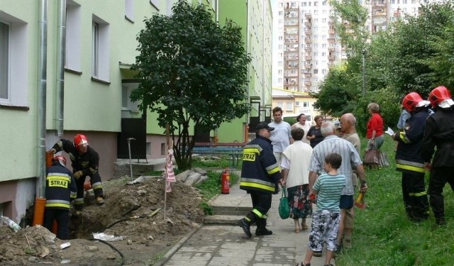 Akcji strażaków przyglądało się wielu mieszkańców bloku przy ulicy Rejowskiej.