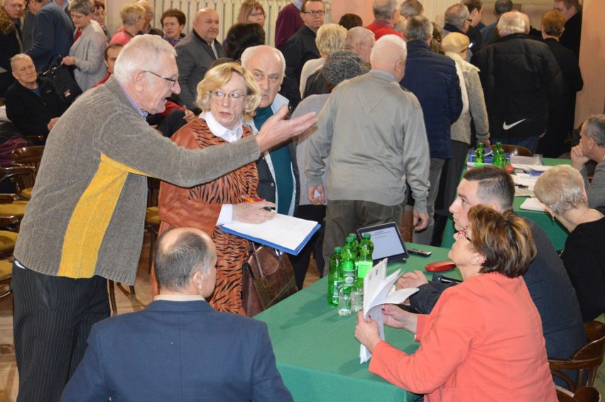 Krzyki i kłótnie na zebraniu w spółdzielni "Krzemionki" w Ostrowcu.  Mieszkańcy odwołali czterech członków Rady Nadzorczej [ZDJĘCIA]