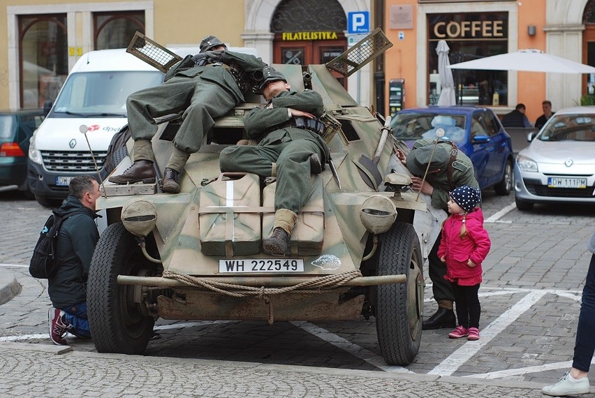 Wojskowe maszyny sprzed siedemdziesięciu lat w centrum miasta