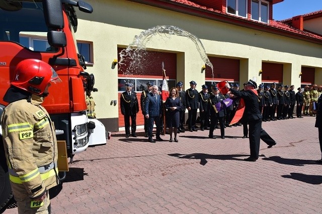 Ksiądz Jerzy Karbownik nie żałował wody święconej nA nowy samochód skarżyskich strażaków.