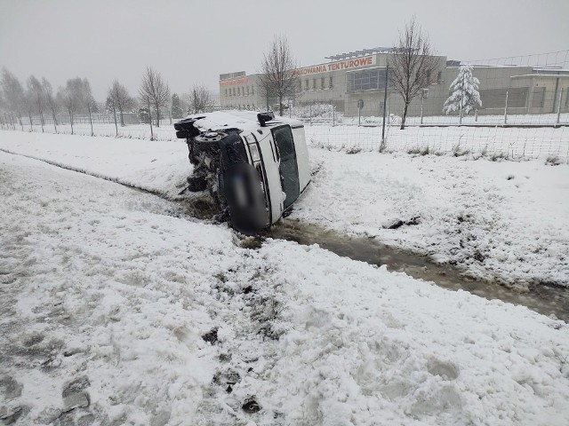 W Kamieniu w gminie Białobrzegi bus wypadł z trasy S7.