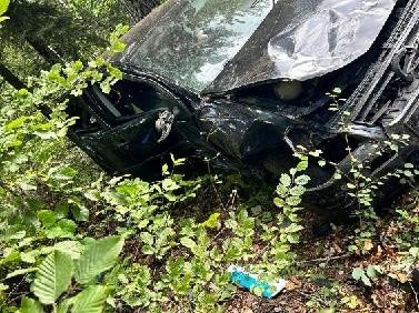 Kraksa pod Starachowicami. Samochód koziołkował i wpadł do lasu. Prowadząca auto trafiła do szpitala. Zobacz zdjęcia