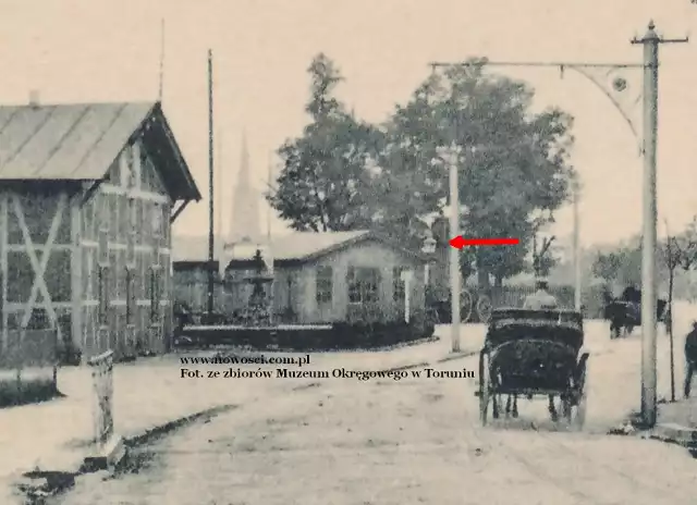 Widok z ulicy Grudziądzkiej w stronę skrzyżowania z obecną ul. Bażyńskich na pocztówce wydanej po 1906 roku. Kapliczkę oznaczyliśmy strzałką.