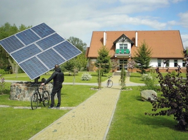 Zwiedzający mogą zobaczyć efekty dwóch unijnych projektów &#8211; zastosowania odnawialnych źródeł energii do ogrzewania budynku oraz zagospodarowania turystycznego terenu przy promenadzie nad jeziorem