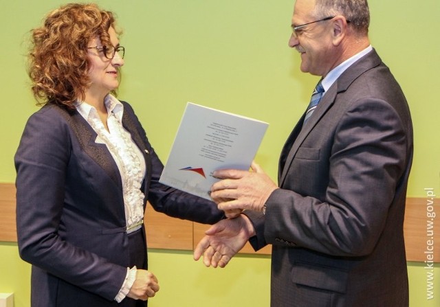 Wojewoda Agata Wojtyszek wręczyła promesy przedstawicielom gmin.