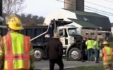 Ciężarówka uderzyła w bok autobusu szkolnego. Osiem osób rannych (wideo)