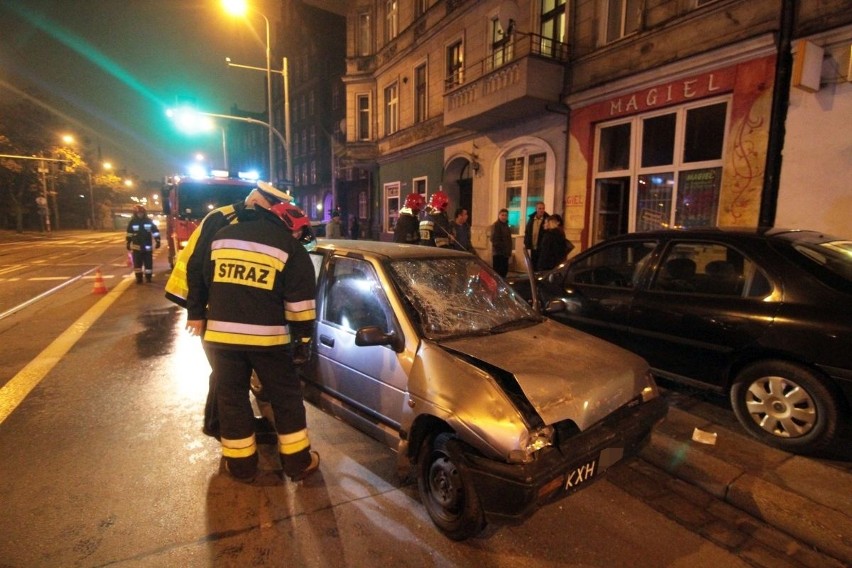Wrocław: Tico wjechało w witrynę magla. Kierowca pijany (ZDJĘCIA)