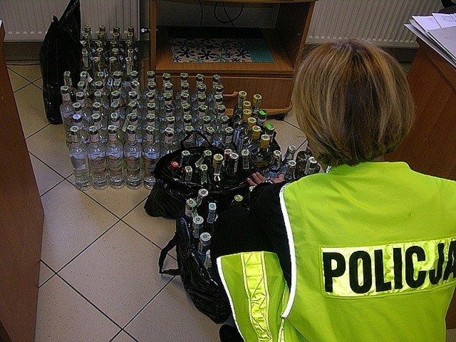 Na zdjęciu ujawniony przez policjantów nielegalny alkohol.