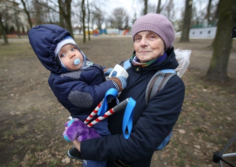 91-letnia łodzianka uprawia nordic walking na Stawach Jana. Dziś obchodzi urodziny! [zdjęcia]