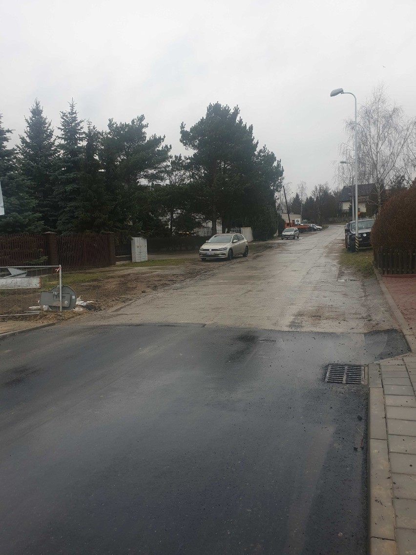 Ulica Tabelowa po remoncie - trochę asfaltu i trochę betonowych płyt 