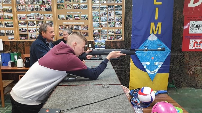 Nowe Brzesko. Dzieci rywalizowały na strzelnicy w zawodach zorganizowanych z okazji ich święta