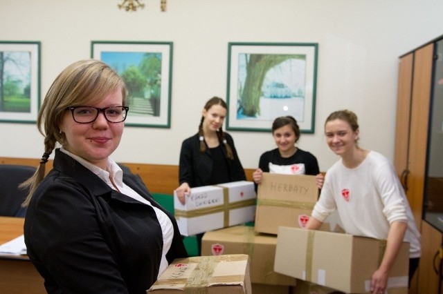 Małgorzata Fender (na pierwszym planie) razem z koleżankami i kolegami z I LO zorganizowali akcję pomocy i przygotowali świąteczne paczki dla rodaków-żołnierzy, którzy zostali na wschodzie