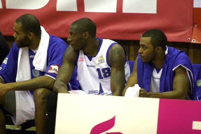 Koszykarze z USA, od lewej: Nicchaueas Doaks, Keven Goffney oraz Reggae Hamilton nie zagrają już w tarnobrzeskiej drużynie. 
