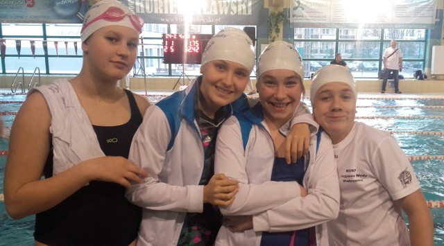 Zawodniczki klubu "Przyjazne wody" na zawodach pływackich w Mławie