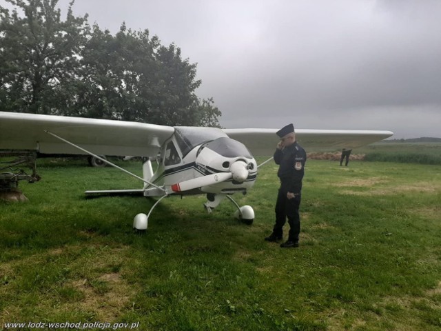 Uszkodzony silnik awionetki P92 zmusił 55-letniego pilota do awaryjnego lądowania na polu w Bedoniu Wsi (gm. Andrespol). ZDJĘCIA I WIĘCEJ INFORMACJI - KLIKNIJ DALEJ