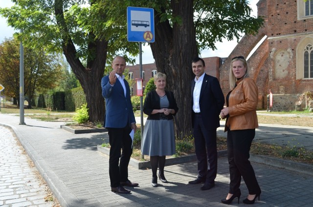 Prezydent Rafael Rokaszewicz, wiceprezydent Piotr Poznanki, wójt Joanna Gniewosz i wiceprezes KM Anna Bryl na przystanku przy kolegiacie