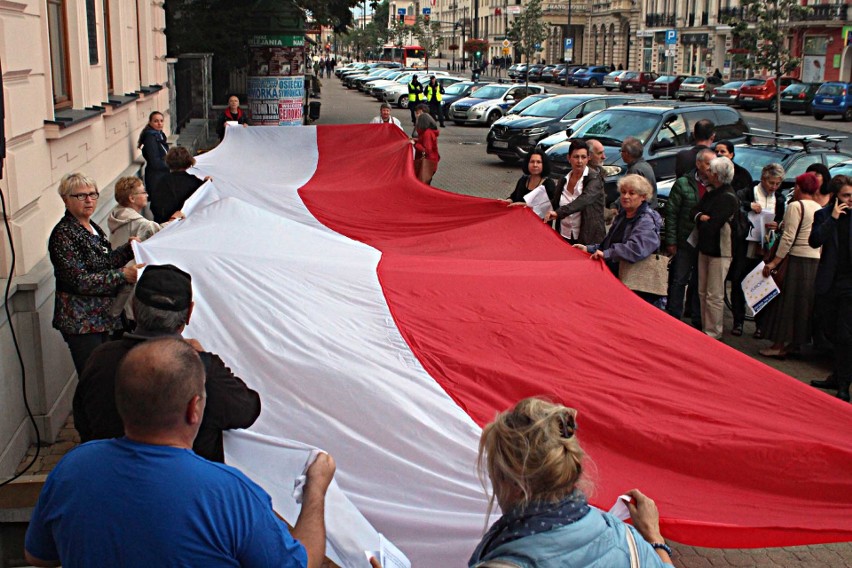 Protest KOD przed Sądem Okręgowym w Lubinie (ZDJĘCIA, WIDEO)
