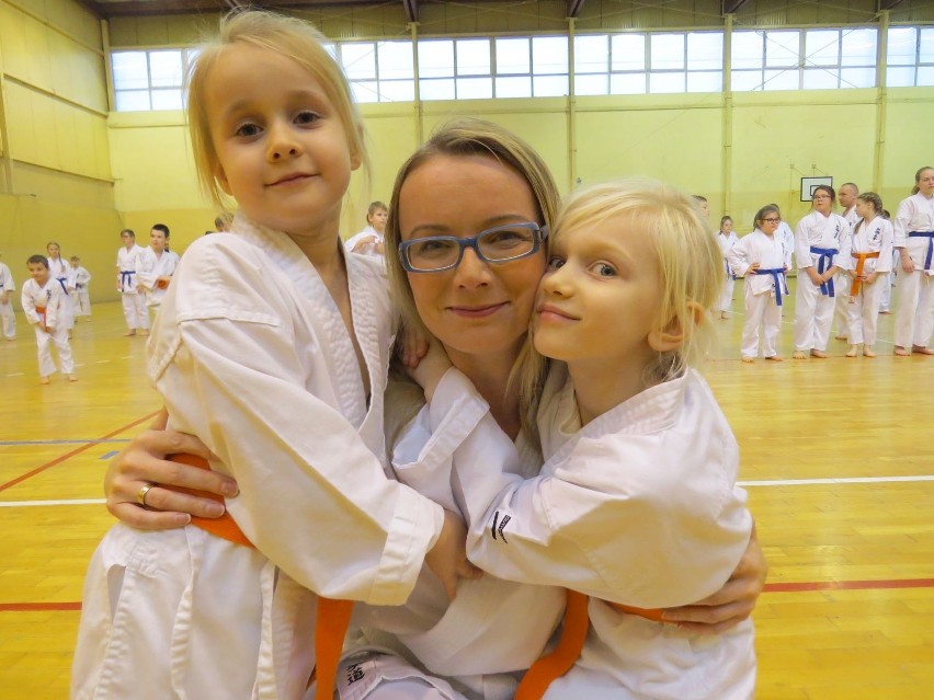 Pani Justyna wraz z córkami - 8-letnią Sonią, 5-letnią...