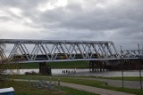 Nowy most przez Odrę w Opolu połączył już oba brzegi rzeki. Trwają też inne roboty związane z remontem opolskiego węzła kolejowego
