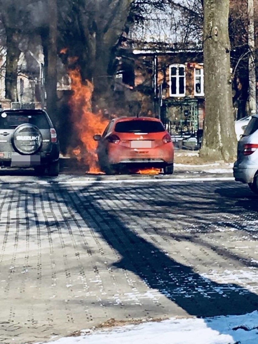 Na parkingu w Mikołowie płonął samochód