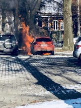 Na parkingu w Mikołowie płonął samochód. Samochodu nie udało się w porę ugasić ZDJĘCIA + WIDEO