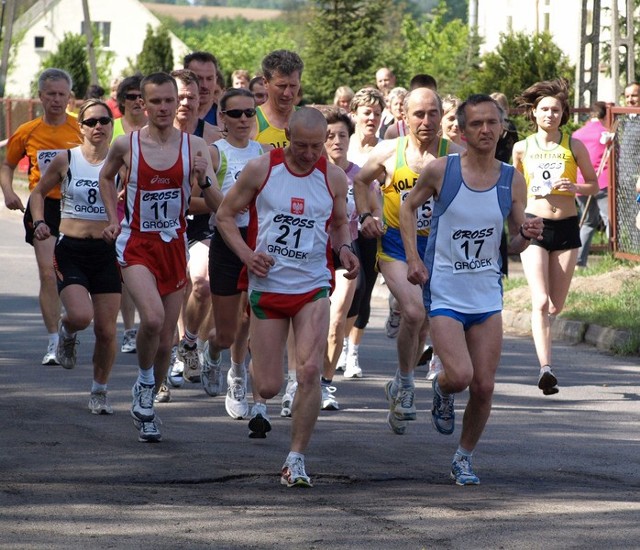 W XVI Crossie Gródeckim wystartowało 27 zawodników, w tym sześć kobiet. Trasę najszybciej pokonał Grzegorz Maczyński (nr 17).