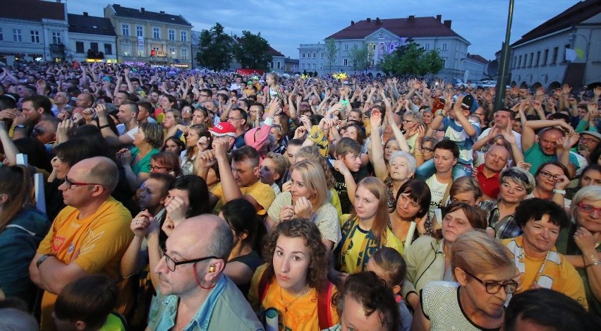 Wielka feta Vive Tauronu w Kielcach na Rynku. Tysiące kibiców dziękowały naszym potrójnym mistrzom