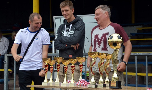 Przed ceremonią dekoracji memoriału im. Eugeniusza Szustera w Oświęcimiu. Od lewej: Michał Barciak (trener SP 5), Michał Nalepa, obecnie mistrz Węgier w Ferencvarosu Budapeszt i Henryk Snadny.