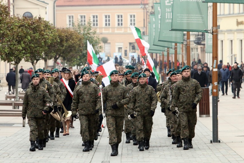 Pochód uczniów III LO w centrum Lublina. Obok siebie żonglerze i żołnierze. Zobacz zdjęcia