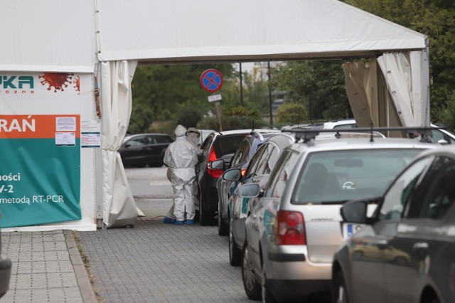 14.10.2020 punkt poboru wymazów koronawirus paderewskiego katowice covid-19 fot. karina trojok / dziennik zachodni / polska press