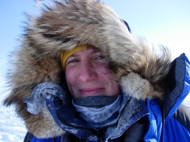 Felicity Astonur. 7 października 1977Brytyjska podróżniczka i badaczka klimatu, pierwsza kobieta, która samotnie przemierzyła Antarktydę.Brytyjska badaczka klimatu postanowiła skupić się na polarnictwie, wyruszając w niezwykłą wyprawę. 25 listopada 2011 roku rozpoczęła samotną podróż na nartach przez Antarktydę. Jej trasa, obejmująca ponad 1700 km, wiodła od lodowca szelfowego Rossa przez Góry Transantarktyczne, Biegun Południowy, Płaskowyż Polarny, aż do lodowca szelfowego Ronne-Filchnera.Felicity, choć przez 59 dni zmagała się z ekstremalnymi warunkami pogodowymi, dopięła swego. Badaczka ustanowiła nowy rekord świata, stając się pierwszym człowiekiem, który samotnie przemierzył Antarktydę, wykorzystując wyłącznie siłę własnych mięśni.Licencja zdjęcia: https://creativecommons.org/licenses/by-sa/4.0/deed.pl