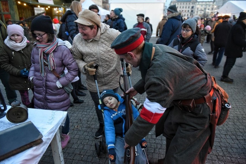 Obóz powstańczy na placu Wolności w Poznaniu