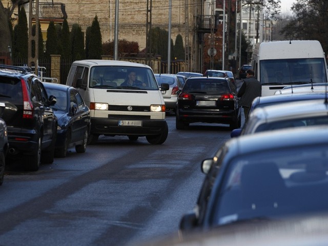 Kierowcy i mieszkańcy ul. Sobieskiego skarżą się na złą organizację ruchu. Ulica jest za wąska i trudno ją pokonać. Jednak na zmiany trzeba poczekać aż do wiosny.